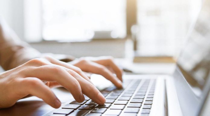 Hogyan zajlik a keresőoptimalizálás a gyakorlatban? billentyűzeten írás