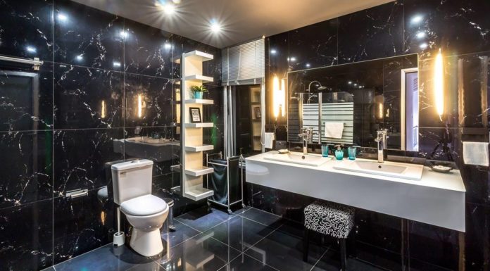 Korszakokon átívelő divat a fekete fehér fürdőszoba fekete feher furdoszoba