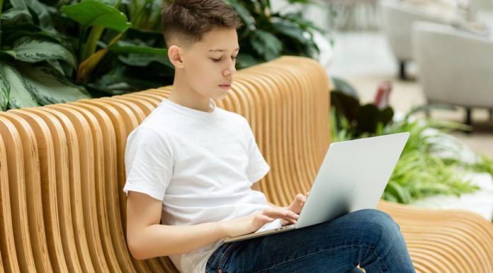 Használt vagy új gamer laptop fiú laptoppal