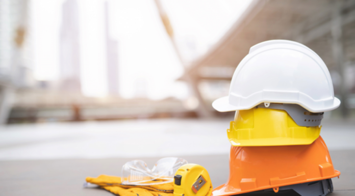 Biztonságos munkahelyi környezet kialakítása munkavédelmi ruházattal védősisakok