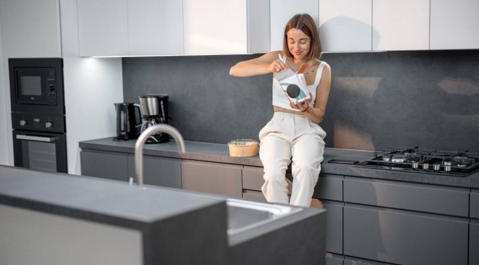 A modern konyha központi elemei: milyen nagygépeket válassz? konyhapulton ülő nő