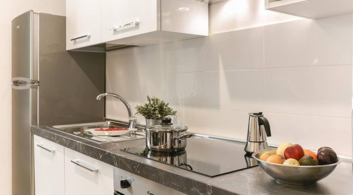 Üvegpanelek a konyhába – praktikum és funkcionalitás a modern belső térben