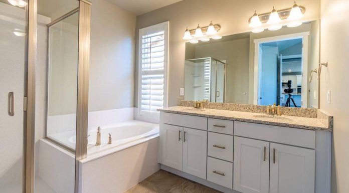 Fürdőszobák modern köntösben: burkolatok a stílus és tágasság jegyében fürdőszoba