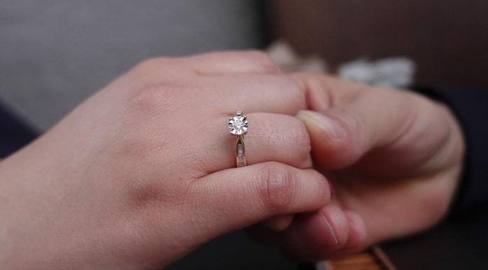 Az eljegyzési gyűrű kiválasztása: hogyan válassz stílust és anyagot? eskuvo