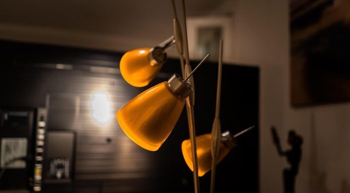 Állólámpa a nappaliban állólámpa