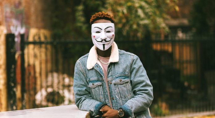 Hogyan ismerhetünk fel egy pszichopatát? maszkos ember