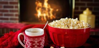 Az otthon melegsége: modern kandallóélmény kandalló előtt ételek