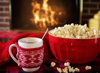 Az otthon melegsége: modern kandallóélmény kandalló előtt ételek