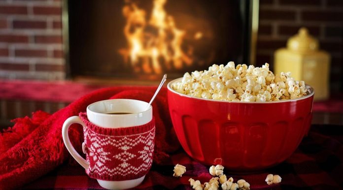 Az otthon melegsége: modern kandallóélmény kandalló előtt ételek