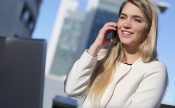 A legjobb középkategóriás okostelefonok listája nő telefonnal