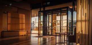 Energiahatékonyság az épületek bejárataiban: megújuló trendek és kihívások előtér