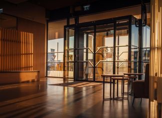 Energiahatékonyság az épületek bejárataiban: megújuló trendek és kihívások előtér