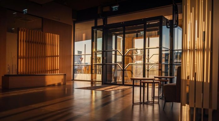 Energiahatékonyság az épületek bejárataiban: megújuló trendek és kihívások előtér