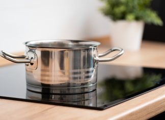 Főzőlapok a modern konyhába: indukció vagy kerámia – mit válassz? fazék a főzőlapon