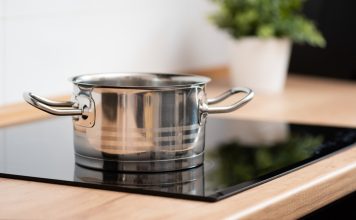 Főzőlapok a modern konyhába: indukció vagy kerámia – mit válassz? fazék a főzőlapon