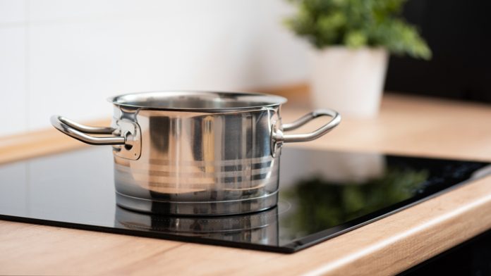 fazék a főzőlapon