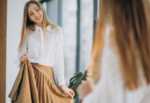 Itt a tavasz, ideje megújítani a ruhatárat! nő a tükör előtt