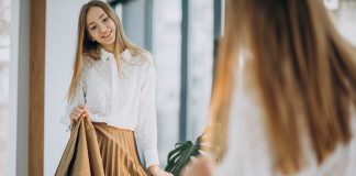 Itt a tavasz, ideje megújítani a ruhatárat! nő a tükör előtt