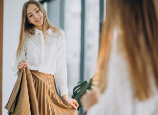 Itt a tavasz, ideje megújítani a ruhatárat! nő a tükör előtt