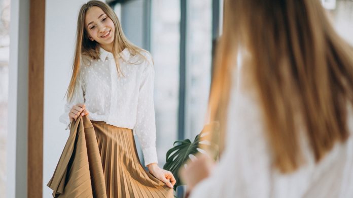 nő a tükör előtt