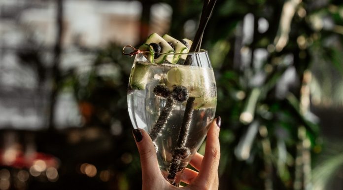 Hogyan lehet teljesen átlátszó egy tejes koktél? A milk punch különös kémiája koktél