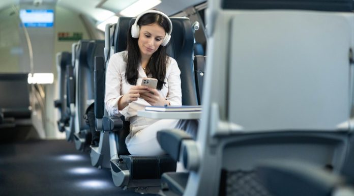 Őszi vonatozás laptop nélkül: hogyan legyen kényelmesebb egy hosszú utazás telefonnal?